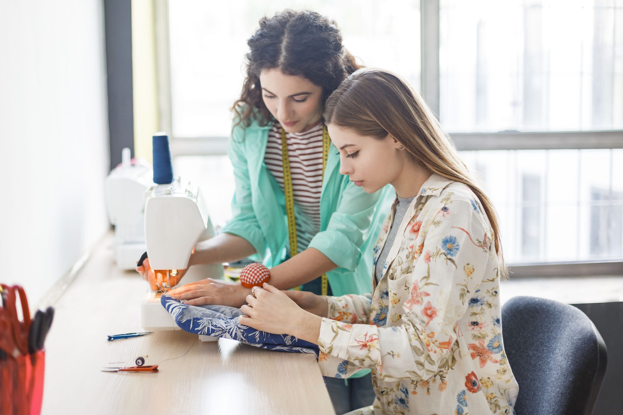 Discover the must-know sewing tips for beginners looking to buy a sewing machine and embark on their creative journey. This easy-to-read article covers essential advice to help you get started and make the most of your sewing projects.